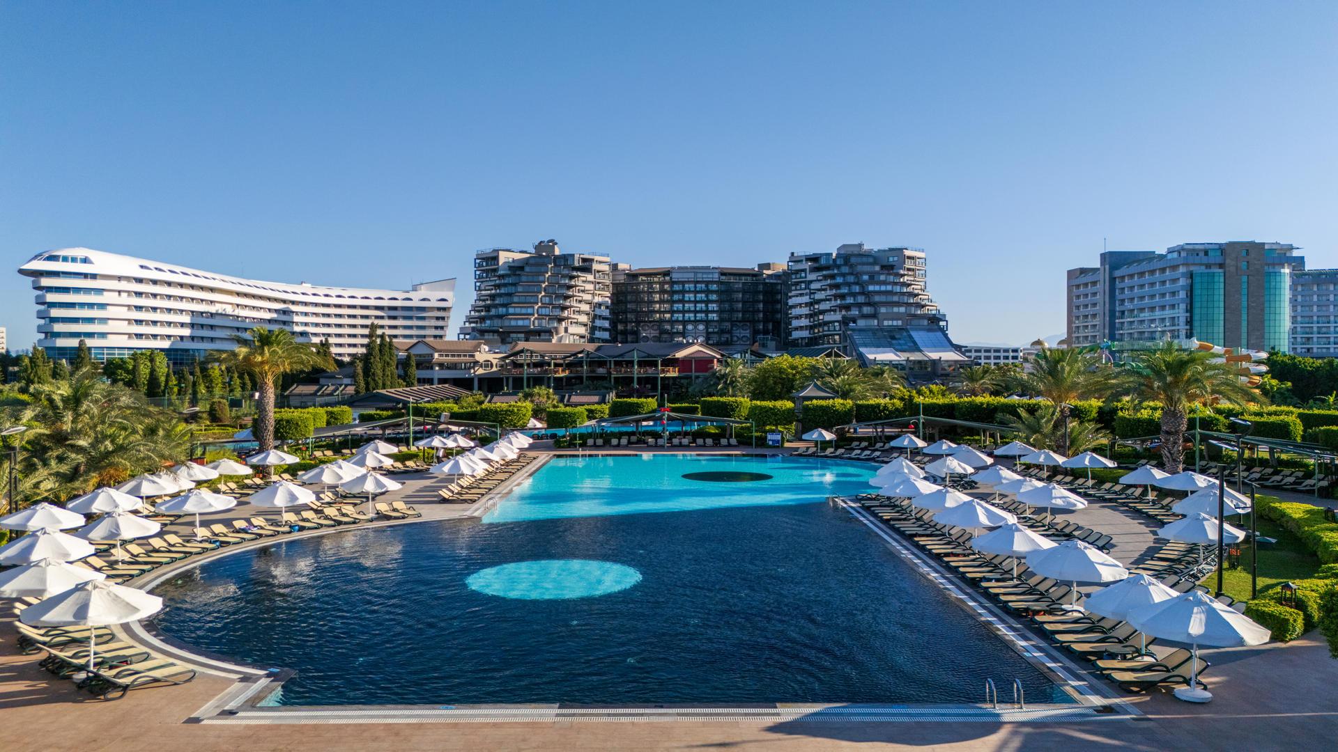 Groot en luxe resort met luxe zwembad
